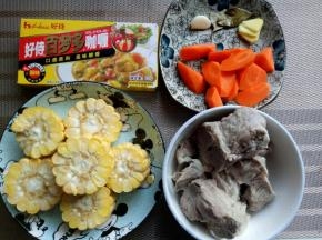 准备食材，玉米切段，胡萝卜切菱形块。