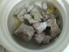 砂锅中加入清水，小排，葱姜蒜，料酒大火烧开，转小火20分钟