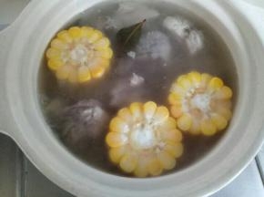 20分钟后加入玉米段继续小火熬20分钟