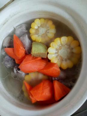 加入切好的胡萝卜，咖喱块在熬15分钟