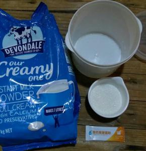 准备好所有食材。我用的是从澳洲直邮回来的全脂德运奶粉。。酸奶桶提前洗干净，用开水烫下备用。