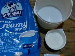 准备好所有食材。我用的是从澳洲直邮回来的全脂德运奶粉。。酸奶桶提前洗干净，用开水烫下备用。