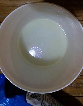 加入白糖和开水，这样糖才能融化。。放置半个小时，等糖水凉至38度以下再进行下一步操作