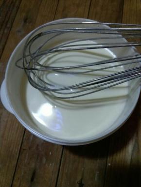 用手动打蛋器搅拌均匀