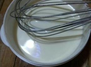 用手动打蛋器搅拌均匀