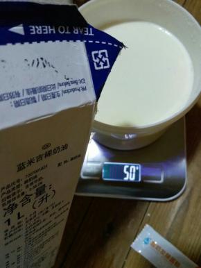 倒入50克淡奶油