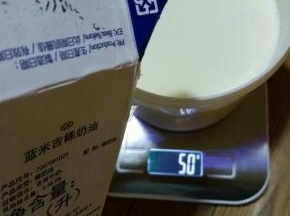 倒入50克淡奶油