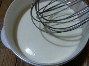 再次用手动打蛋器搅拌均匀