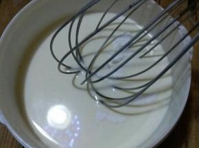 搅拌，直至菌粉完全溶解