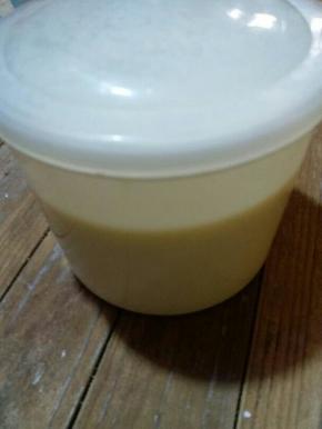 给酸奶桶盖上盖子