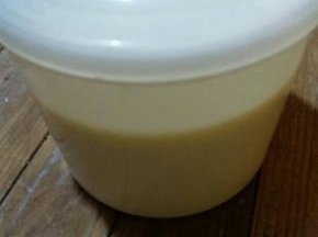 给酸奶桶盖上盖子