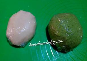 将所有水油皮的原材料混合，揉至光滑状态，保鲜膜包好。
油酥材料混合，也用保鲜膜包好。
松弛30分钟
松弛面团的时候，把馅儿团圆，纯豆沙馅儿的35克一个，用25克豆沙包蛋黄