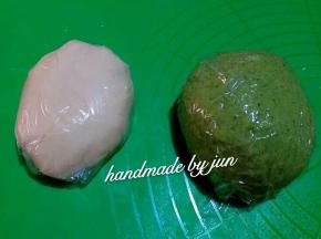 将所有水油皮的原材料混合，揉至光滑状态，保鲜膜包好。
油酥材料混合，也用保鲜膜包好。
松弛30分钟
松弛面团的时候，把馅儿团圆，纯豆沙馅儿的35克一个，用25克豆沙包蛋黄