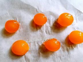 蛋黄剥出来，喷点白酒，160度烤12分钟。我这次包了6个蛋黄，10个全豆沙馅儿