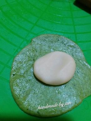 分别均匀分成八等份，水油皮包着油酥