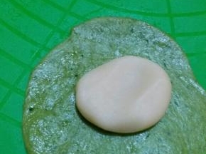 分别均匀分成八等份，水油皮包着油酥