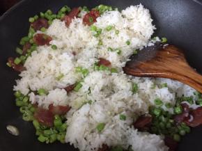 放入煮好的米饭炒