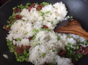 放入煮好的米饭炒