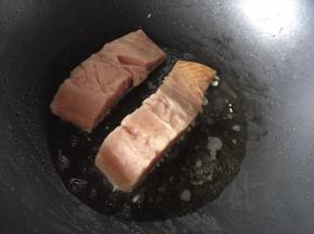 放入三文鱼煎