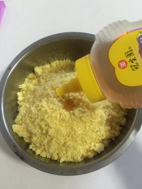 在绿豆蓉中加入50克的蜂蜜。
