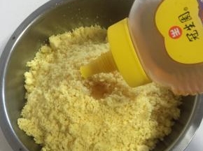 在绿豆蓉中加入50克的蜂蜜。
