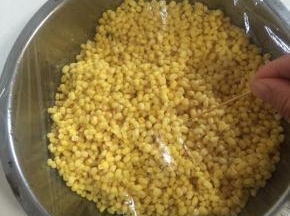 用保鲜膜封起来，再用牙签扎几个小孔，以免蒸的时候水蒸气进入！
