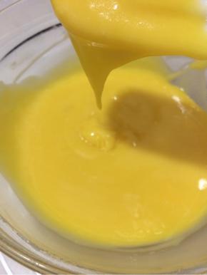 蛋黄与面粉糊拌均匀是非常细腻的