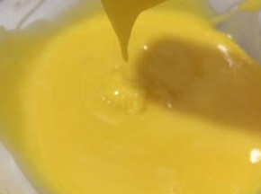 蛋黄与面粉糊拌均匀是非常细腻的