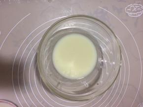 玉米油与牛奶搅拌至充分乳化状态