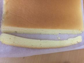 用蛋糕刀把对应的两边斜切