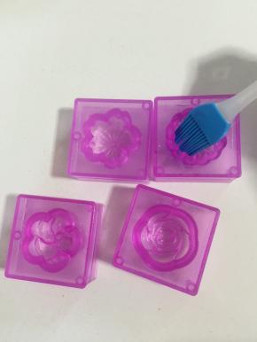 阳晨和果子模具清洗干净擦干水分后，刷一层薄薄的油，防粘！