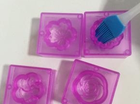 阳晨和果子模具清洗干净擦干水分后，刷一层薄薄的油，防粘！