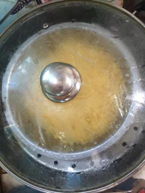 水烧开后，把绿豆放在蒸锅上大火蒸30分钟！
