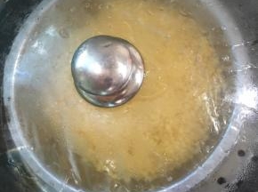 水烧开后，把绿豆放在蒸锅上大火蒸30分钟！
