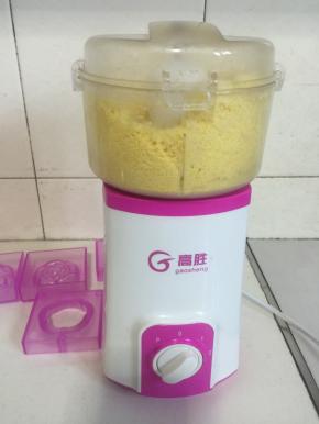 晾凉后的绿豆放在搅拌机中搅拌成细腻的绿豆蓉！
