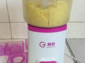 晾凉后的绿豆放在搅拌机中搅拌成细腻的绿豆蓉！
