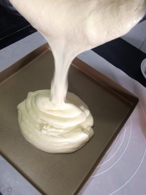 拌好的蛋糕糊倒入金盘内