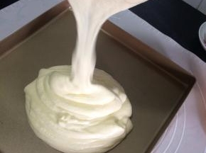 拌好的蛋糕糊倒入金盘内