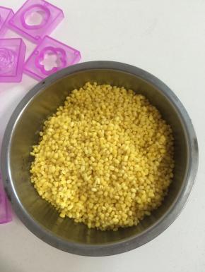 蒸熟的绿豆晾凉后备用！
