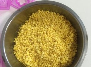 蒸熟的绿豆晾凉后备用！
