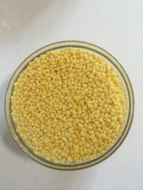 褪皮绿豆洗干净后，放入适量的清水浸泡三个小时备用！