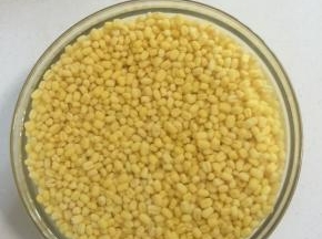 褪皮绿豆洗干净后，放入适量的清水浸泡三个小时备用！