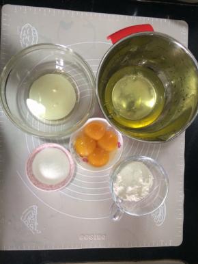分离蛋黄蛋清至干净无油无水的盆内