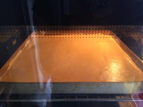 烤箱提前预热至150度，放中层上下火烤25分钟