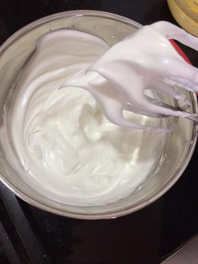 蛋白分三次加糖打至湿性发泡