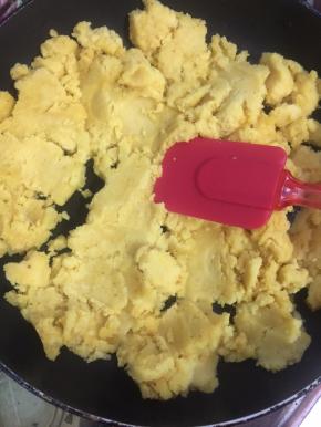 倒入搅拌好的绿豆蓉，使黄油和绿豆蓉充分融合在一起就可以关火盛出晾凉备用了！