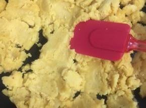 倒入搅拌好的绿豆蓉，使黄油和绿豆蓉充分融合在一起就可以关火盛出晾凉备用了！