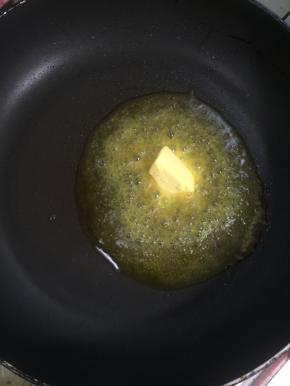 锅烧热放入黄油融化！
