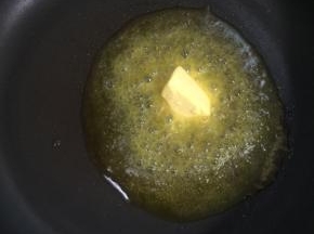 锅烧热放入黄油融化！
