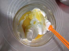 取三分之一打发好的蛋白霜与蛋黄糊混合均匀